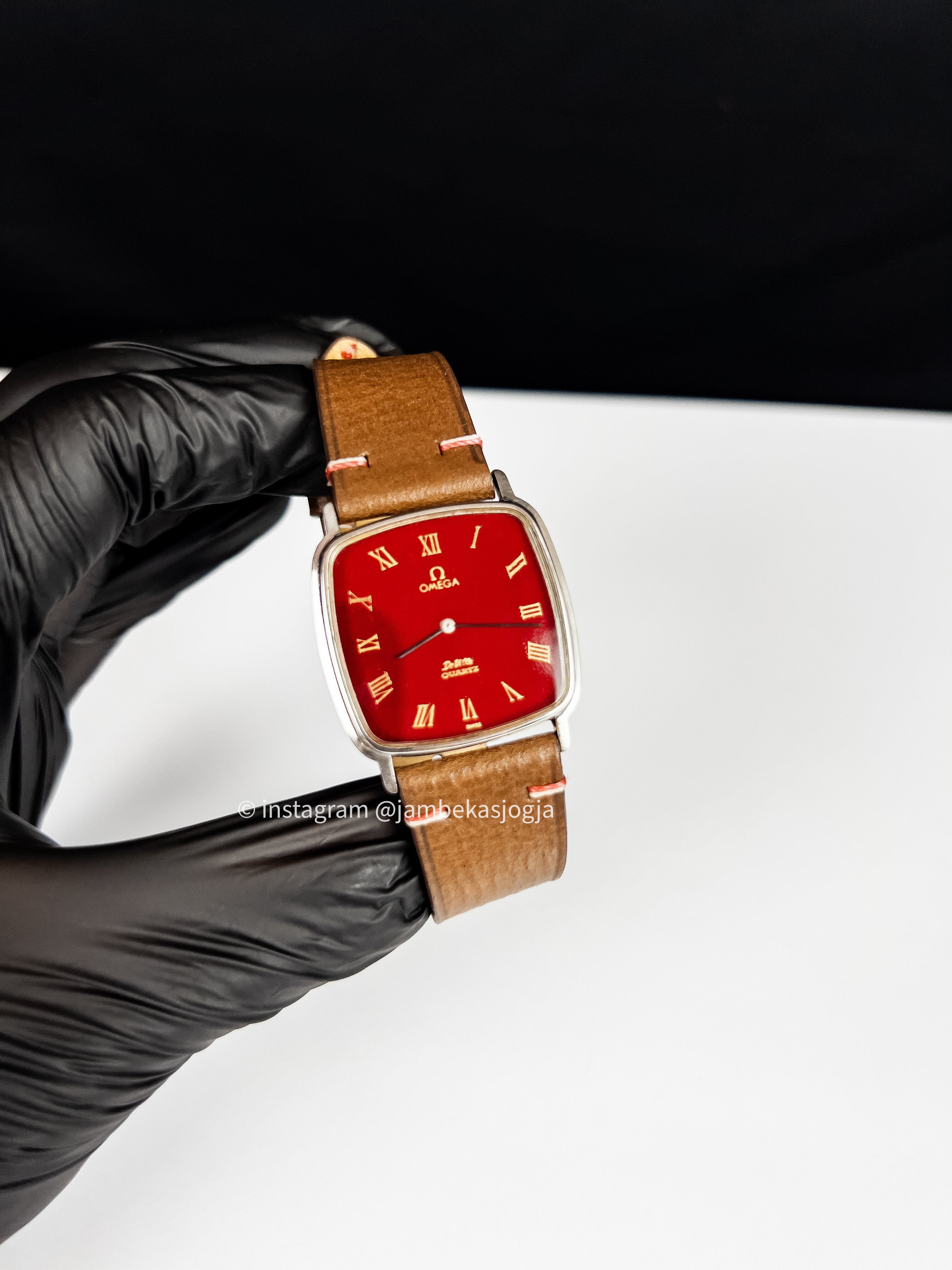 (SKU 106) RARE !! Omega De Ville “Square” Frosty Red Dial Ref. 191.0102 Cal.1365 Swiss Made (circa 1980)