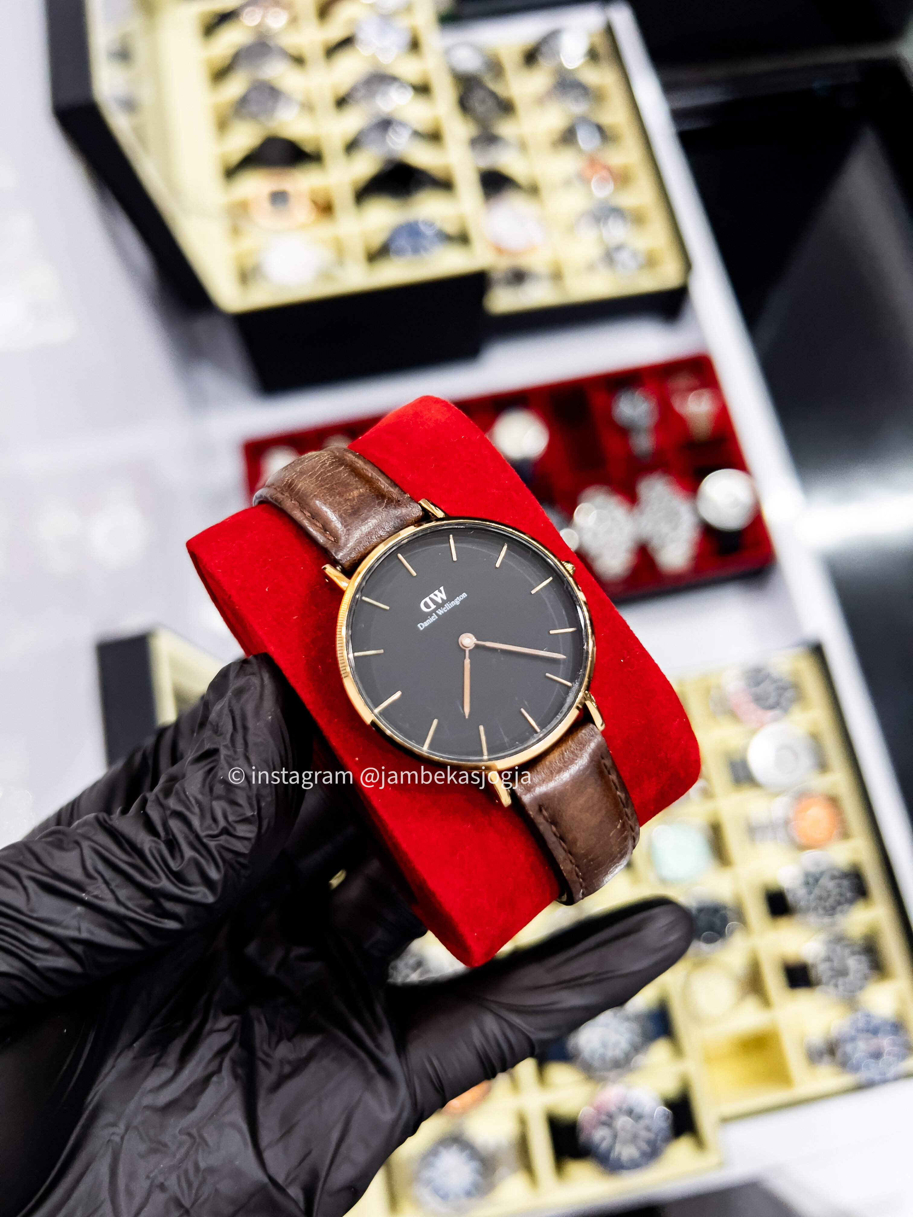 ( SKU 107) Daniel Wellington Ladies 32mm Leather Strap Black Dial