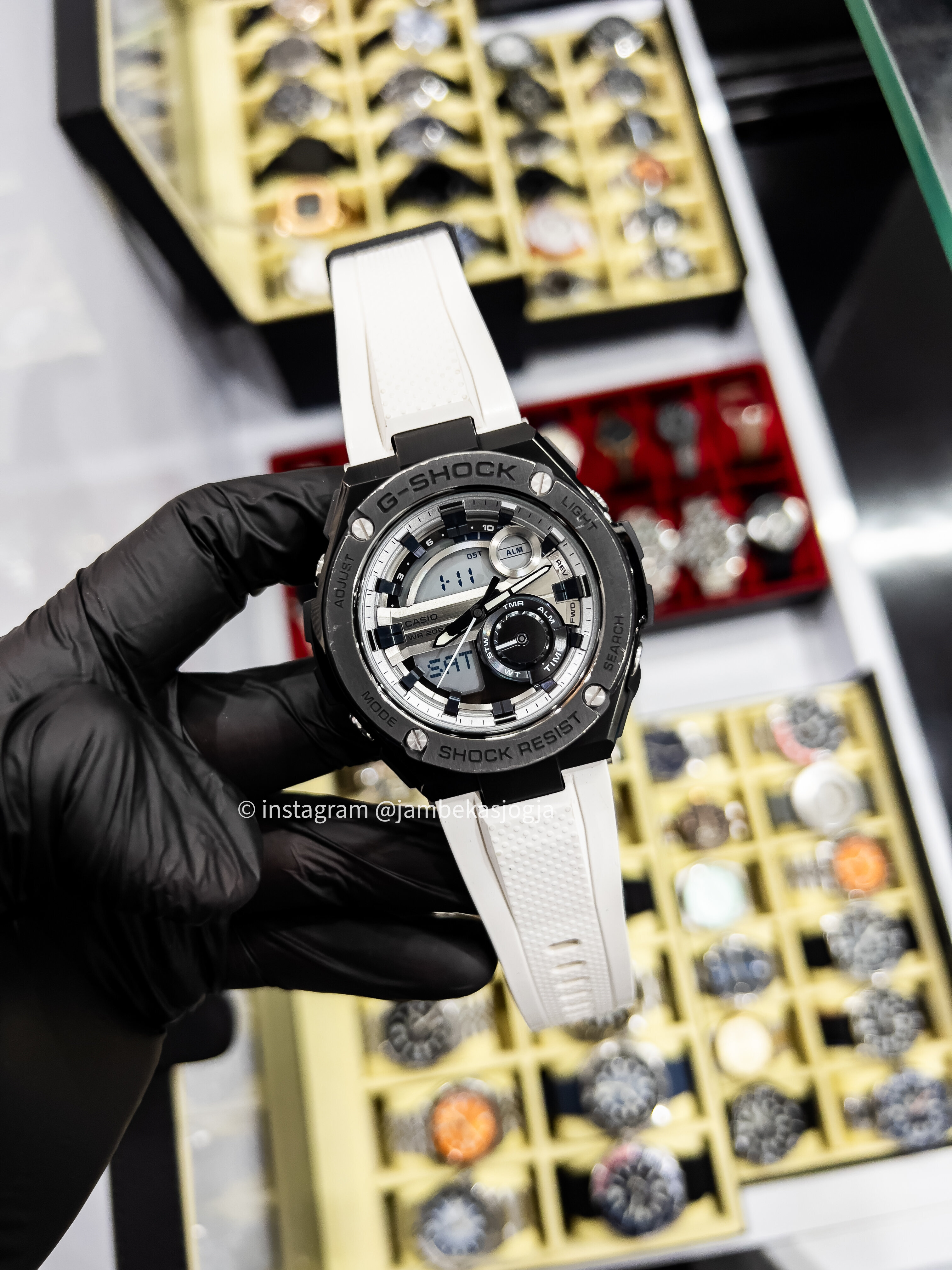 (SKU 131) Casio G-SHOCK GST-210M-1ADR - Water Resistance 200M Black Resin Band White strap