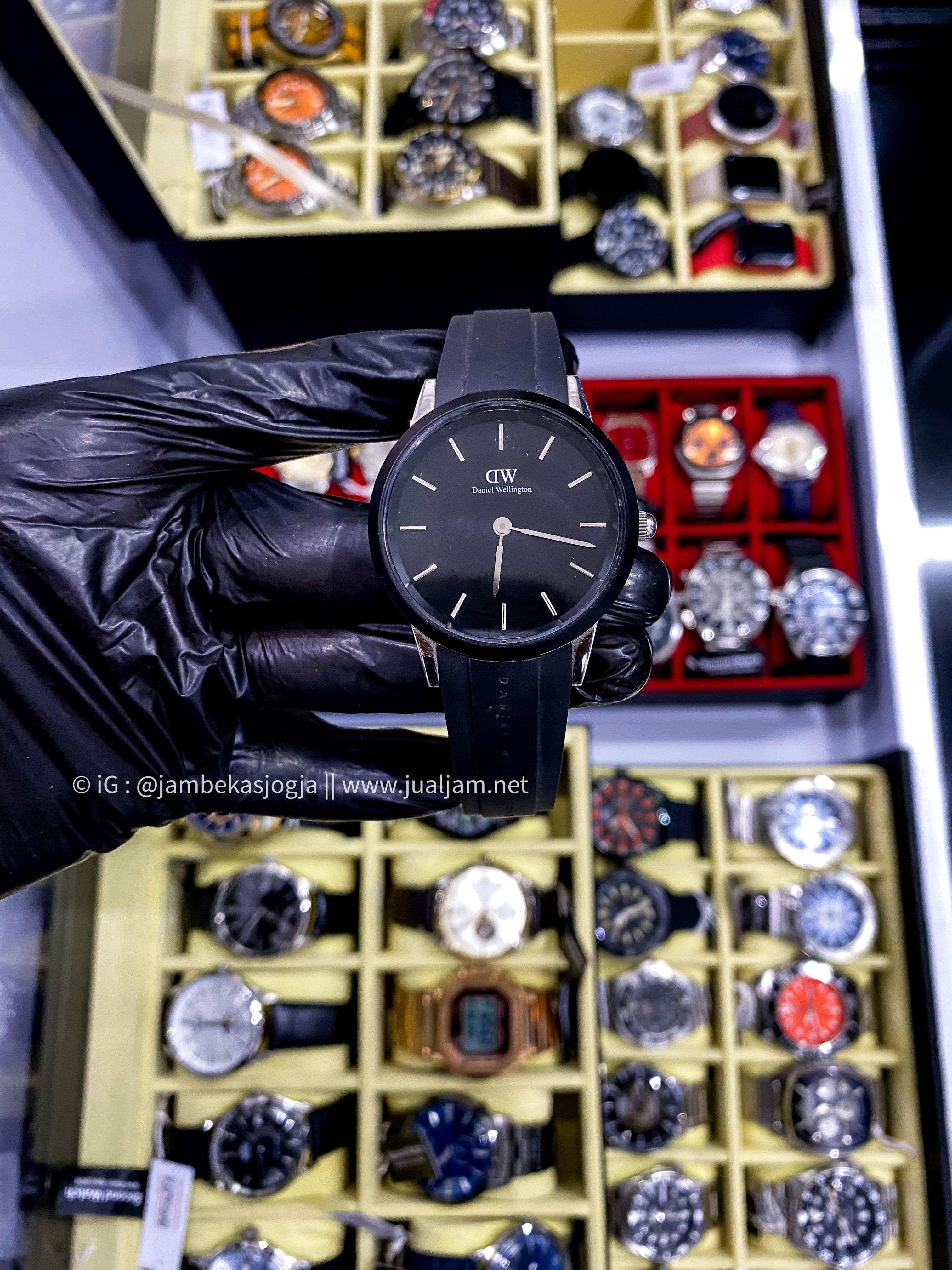 (SKU 75) Daniel Wellington 35m81201234 Iconic Motion Watch Black dial Rubber strap Sliver Watch for men DW