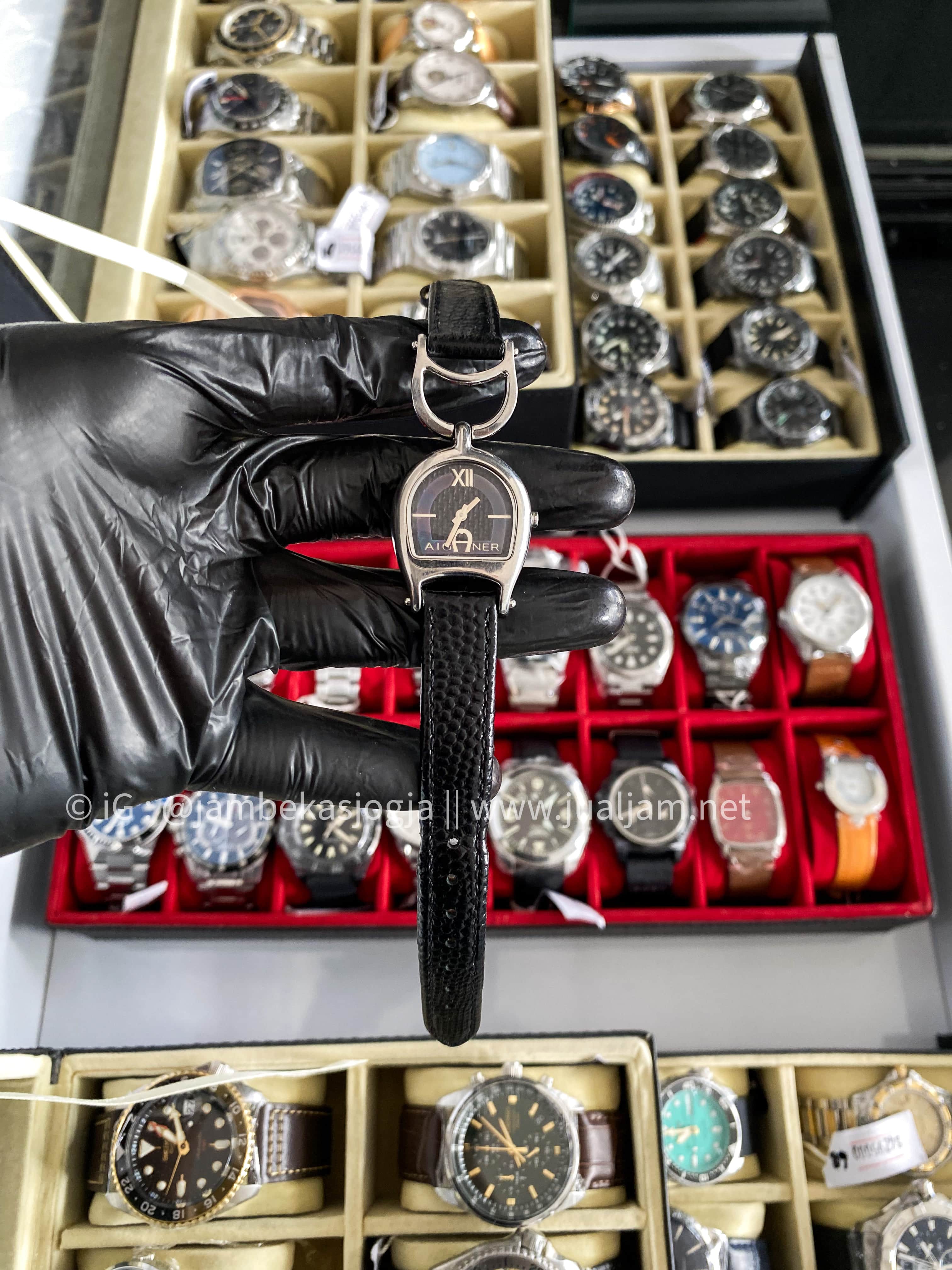 ( SKU 158 )  Aigner Mother of Pearl Black Stainless Steel Arte A32200 Women's Wristwatch 26 mm