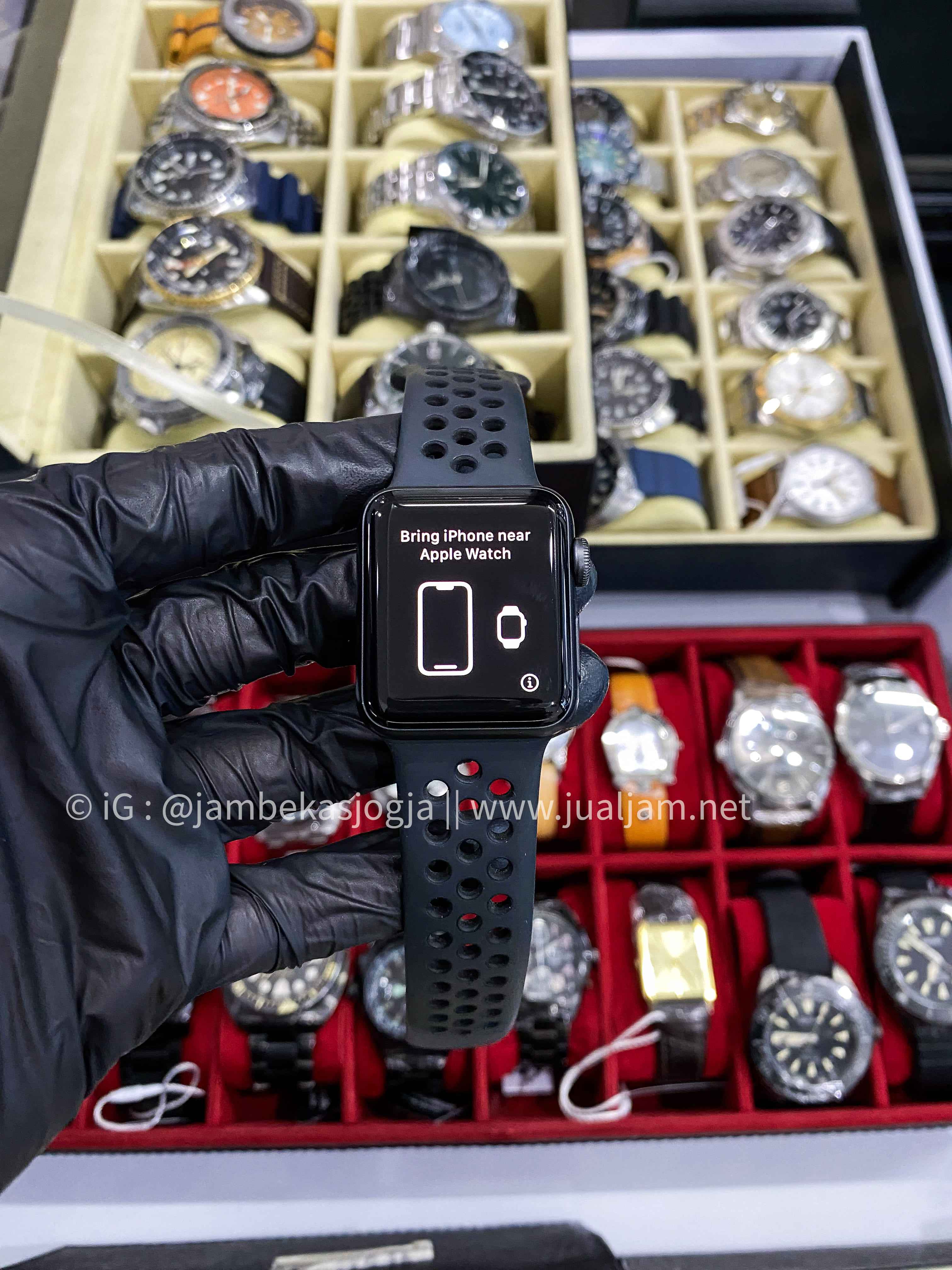 ( SKU 294 ) Apple Watch series 3 space black RUbber strap