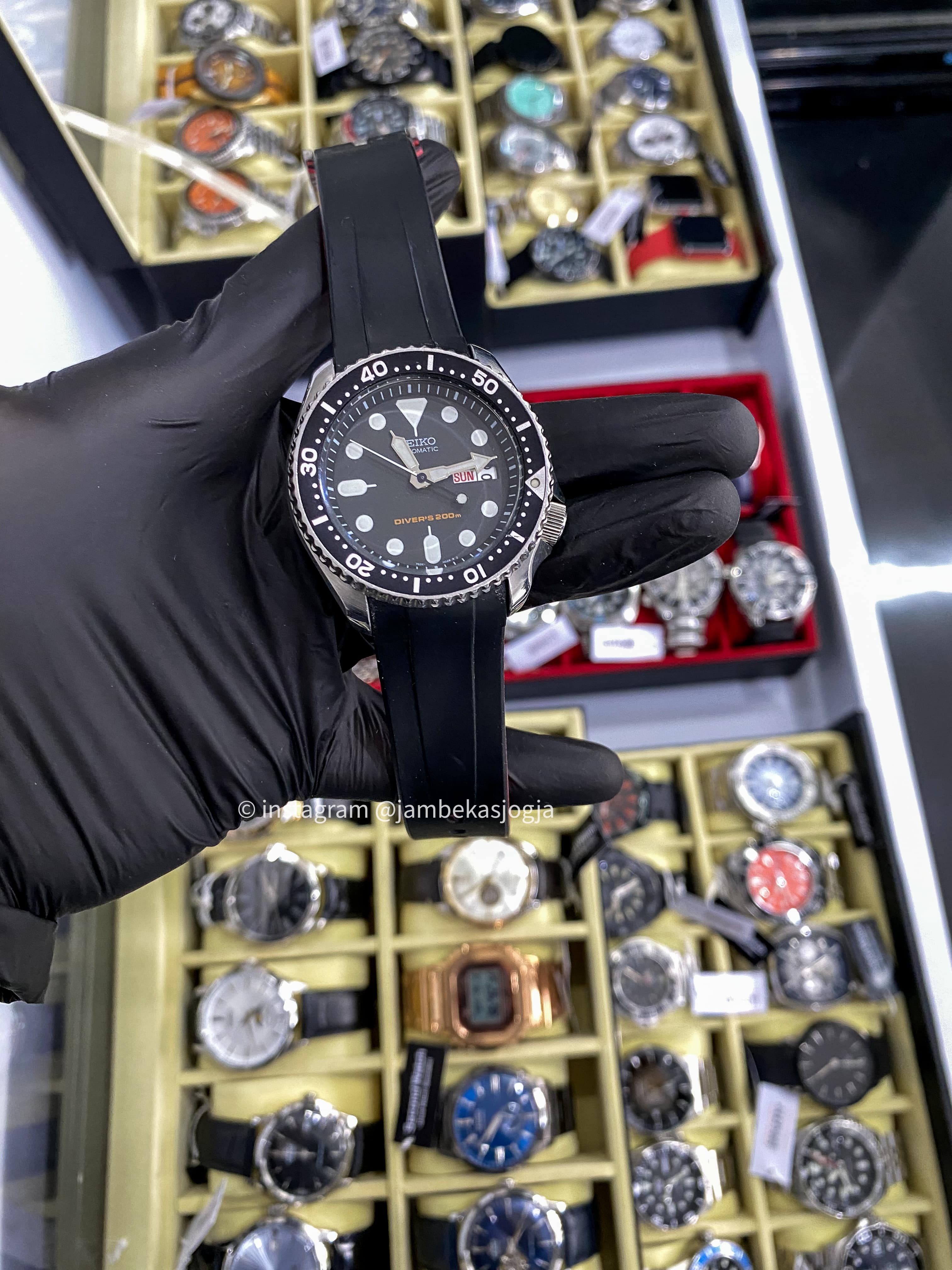 (SKU 85)  Seiko SKX007K1 Automatic Divers 200M Black Dial