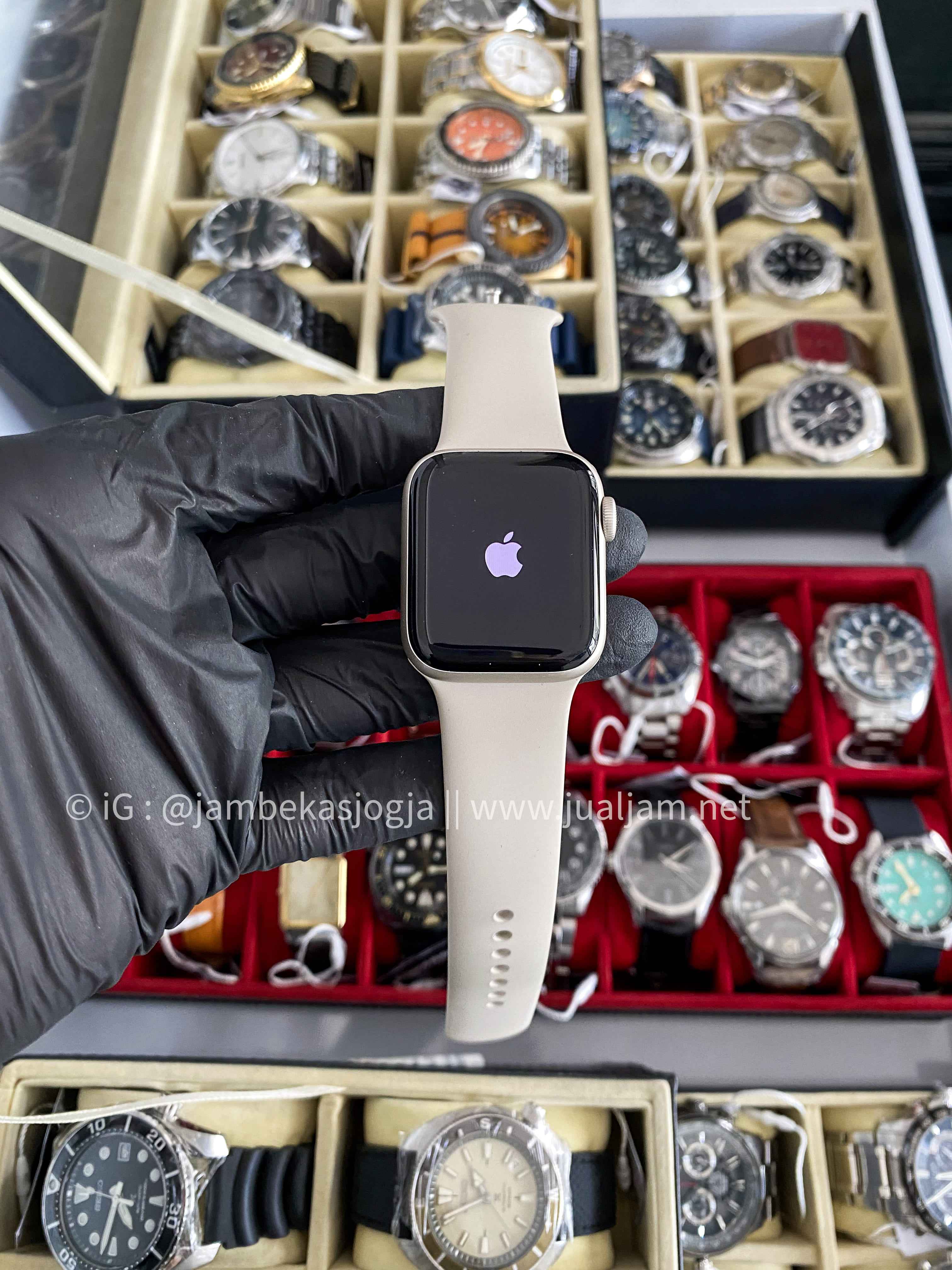 (SKU 313) Apple watch SE Gen2  GPS + Seluler 40mm Perak Aluminium Case dengan White Sport Band - S / M