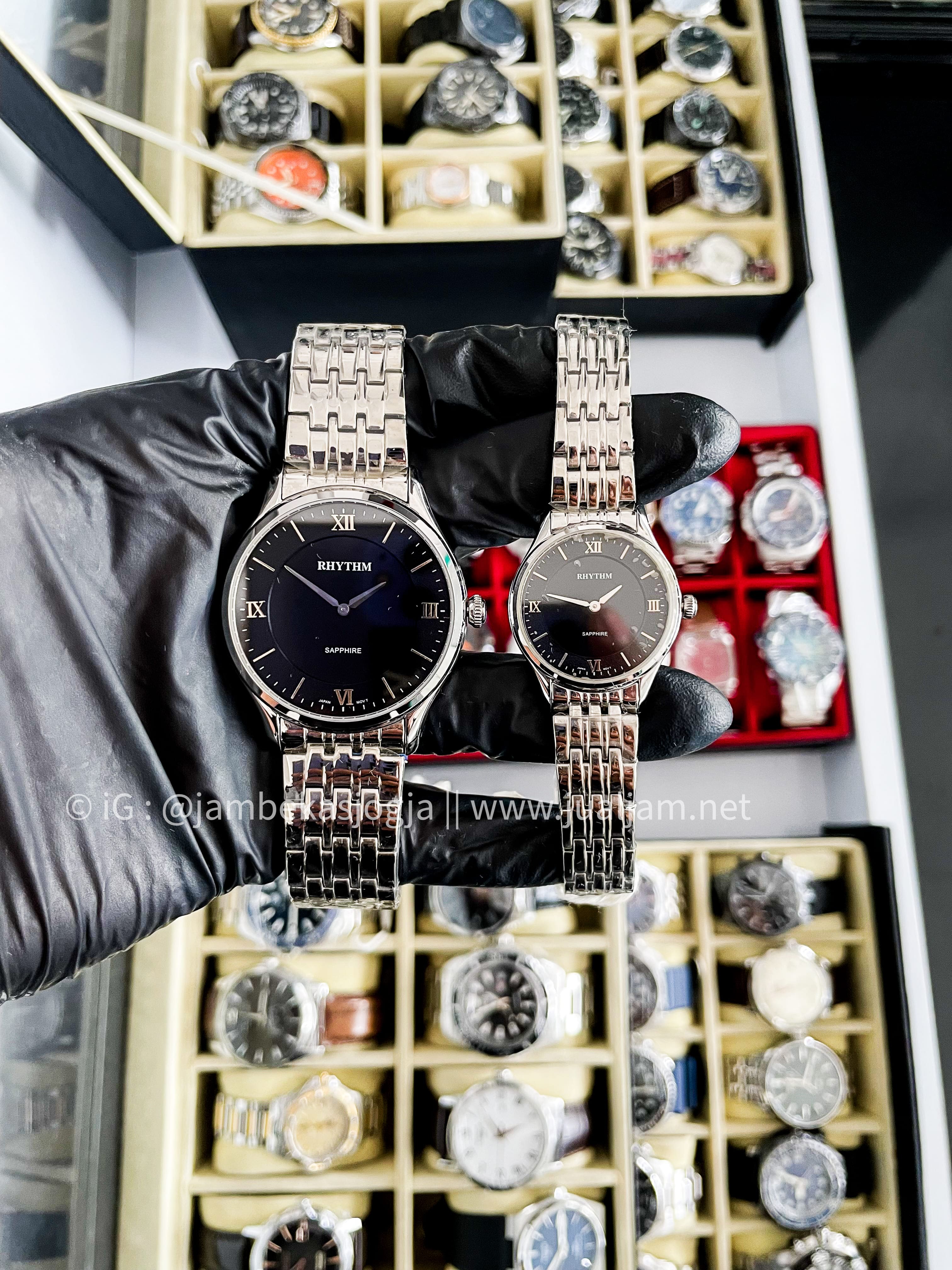Rhythm Sapphire P1501S Men And Ledies Stainless Strap black dial  strainless strap jam  tangan couple (TITIP JUAL)