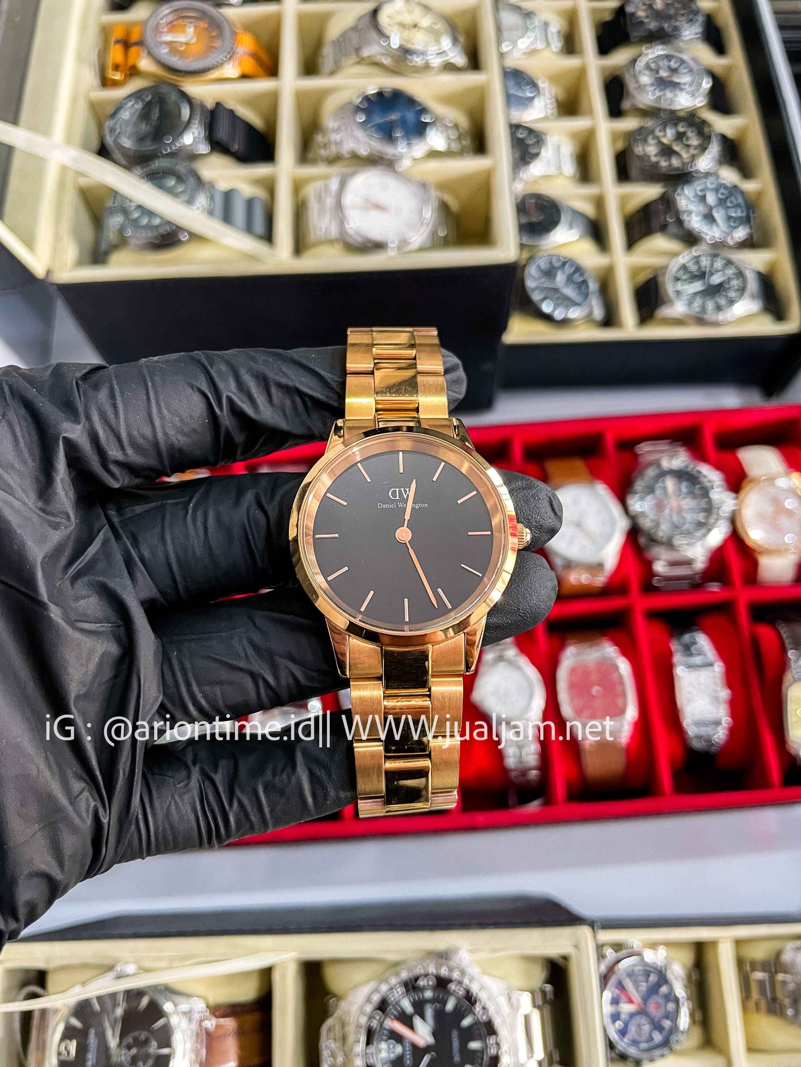 Daniel Wellington Iconic Link M36MRB07 Black Dial Rose Gold Stainless Steel Strap (TITIP JUAL)